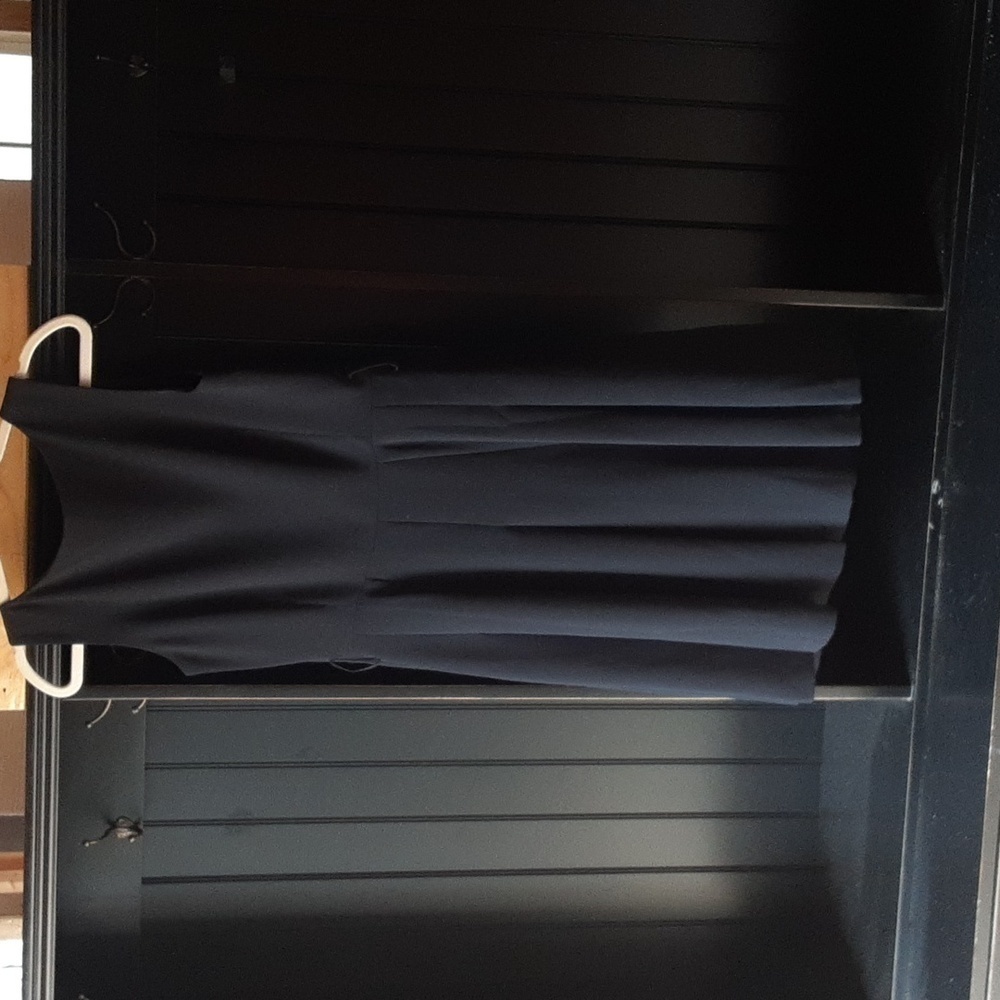 Very nice looking little black dress, Alfani size 6 - Picture 2 of 6
